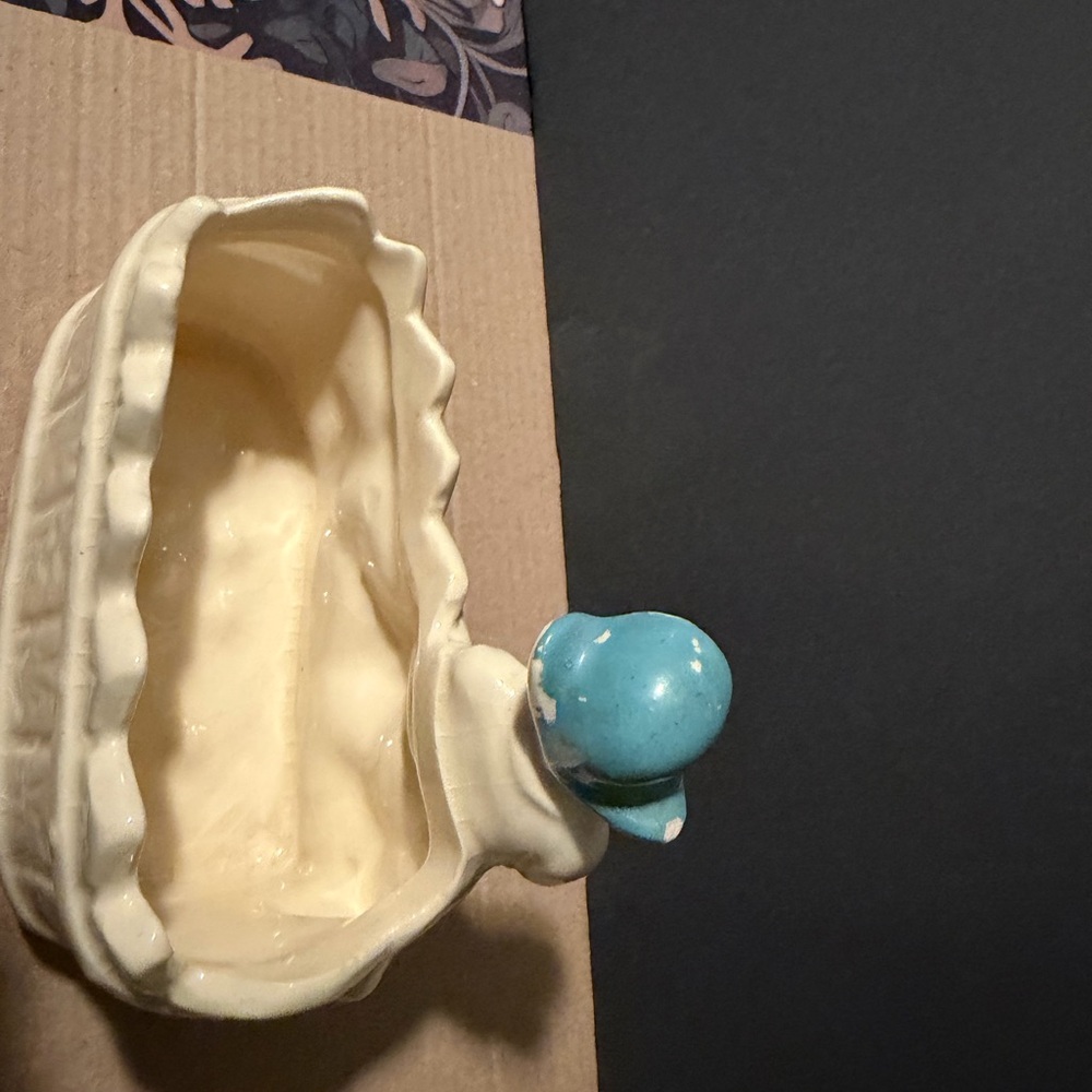 Vintage Shawnee Pottery Dutch girl planter. Super cute. Excellent condition. - Picture 5 of 10